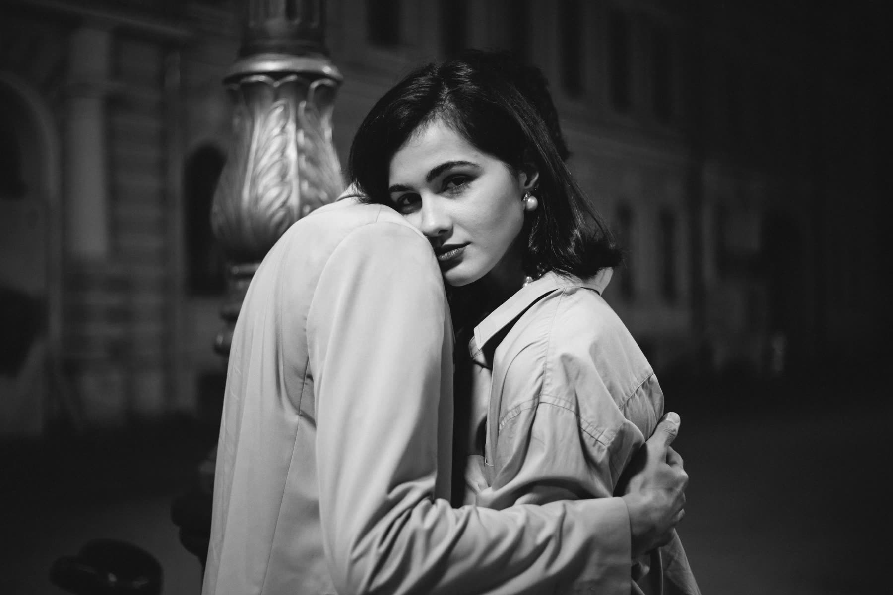 Portrait intime d'un couple en noir et blanc