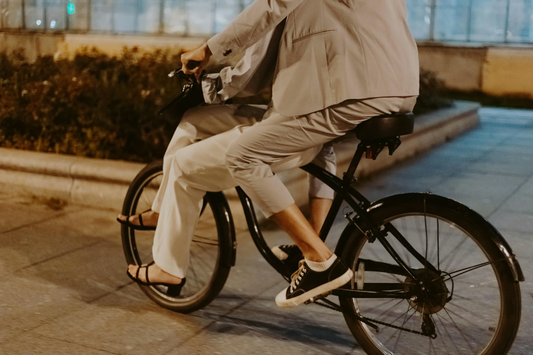 Couple se promenant à vélo