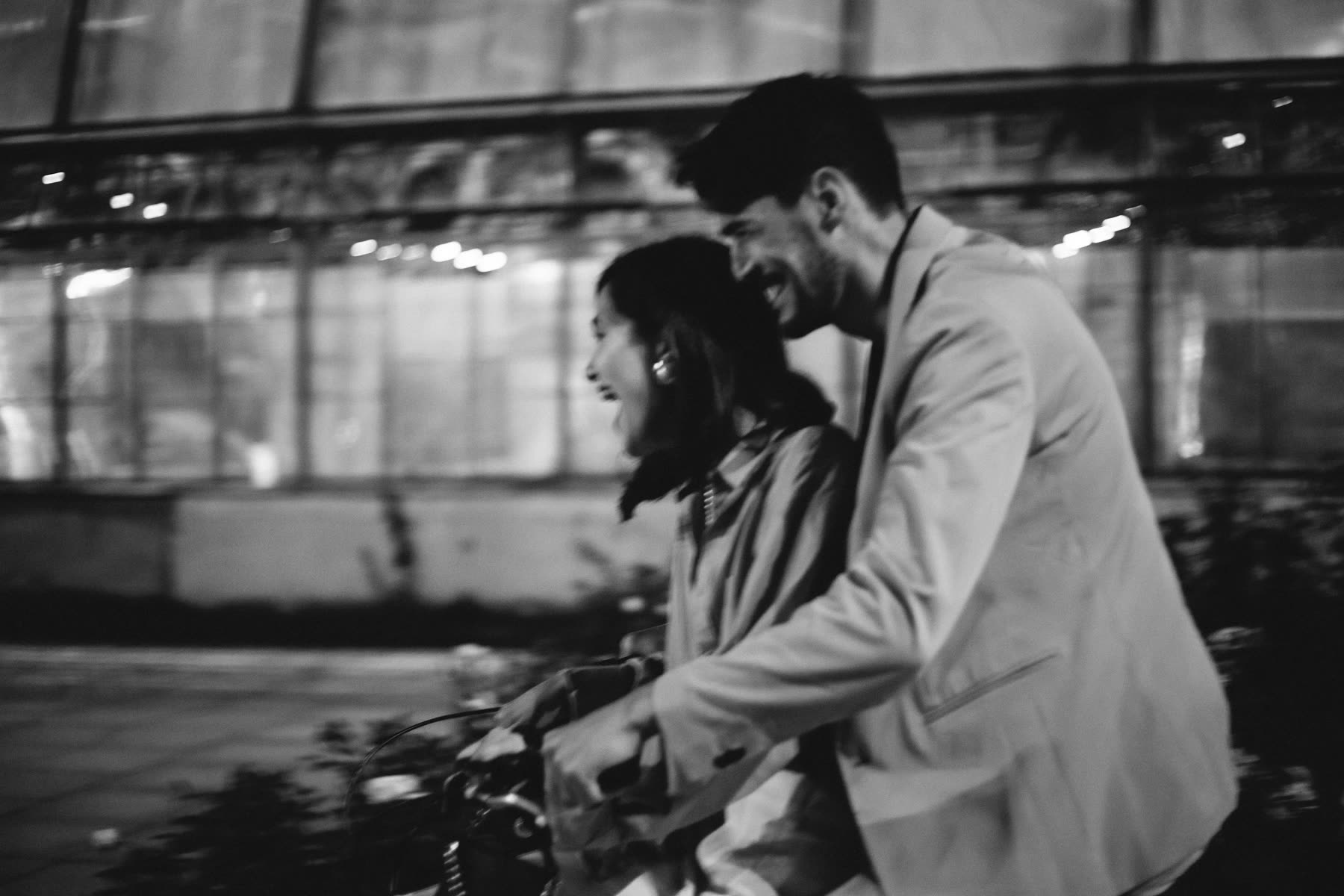 Couple complice dans un café