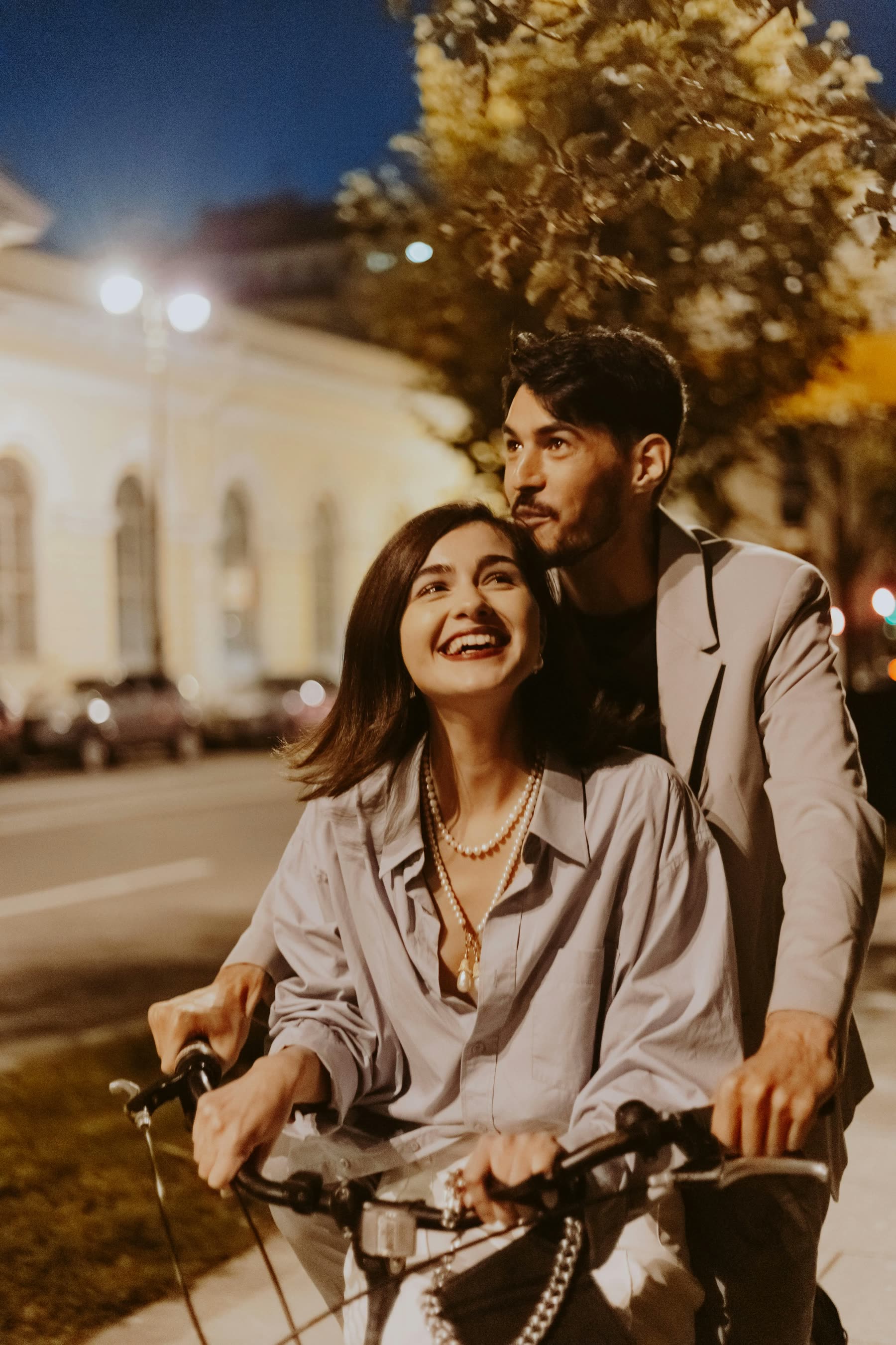 Couple souriant sous les lumières du soir