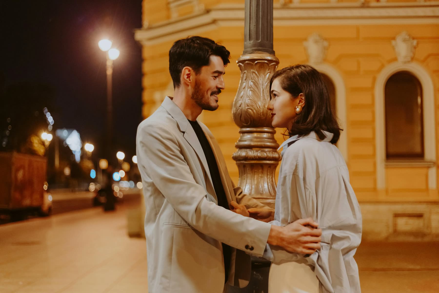 Couple se retrouvant dans la ville